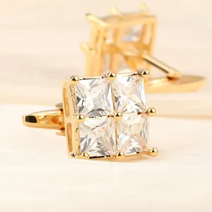 Boutons de manchette dorés cristal transparent carré luxe gros plan chemise homme.