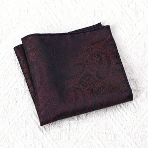 Gedetailleerd overzicht heren vintage paisley pochette, donkerrode gevouwen zijde zakdoek.