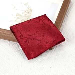 Close-up detail van het bordeauxrode paisley pocquet, perfect voor formele pakken en bruiloften.