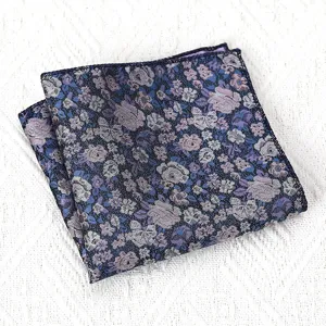 Stijlvol heren pochette met vintage bloemenprint, elegante zijde-look zakdoek voor formele kostuums.