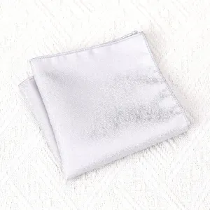 Detailweergave van de zilveren heren pochet voor pakken, elegant formeel accessoire voor zaken.