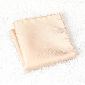 Elegante gouden zijden pochet voor heren, perfect voor zakelijke pakken en formele bruiloften.