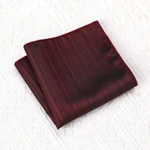 Gedetailleerd overzicht van bordeaux gestreepte heren pochette voor formeel pak.