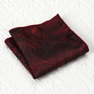 Gedetailleerd overzicht van een donkerrode heren pochet met retro zwart bladmotief voor pakken.