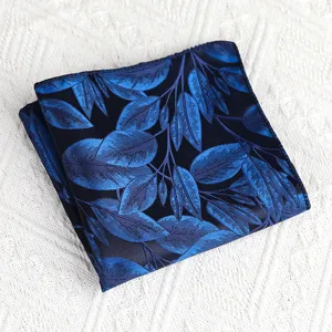 Elegante donkerblauwe heren pochet met botanisch bladerpatroon voor formele pakken.