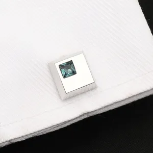 Boutons de manchette carres en pierre precieuse argentes pour chemise homme chic.