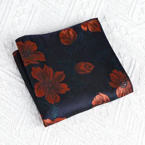 Detail van heren pochet met vintage bloemenprint in marineblauwe zijde, stijlvol accessoire