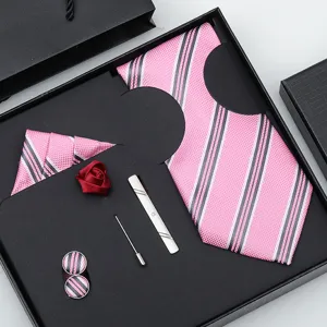 Detail ensemble cravate homme rayé rose, emballage boîte cadeau, accessoires formels.