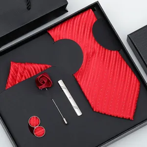 Ensemble cravate homme rouge vue détaillée avec cravate rayée boutons de manchette.