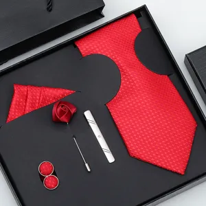 Coffret cadeau cravate rouge homme avec boutons de manchettes et pochette pour mariage.