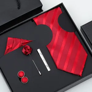Vue rapprochée de l'ensemble de cravate rayée rouge avec pochette et boutons de manchette.