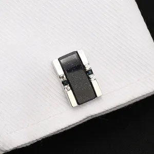 Gros plan de boutons de manchette d'affaires pour hommes avec grès bleu et cristaux.