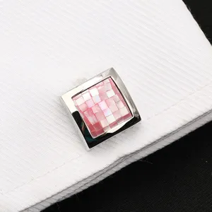 Boutons de manchette carrés en nacre rose mosaïque gros plan sur manchette de chemise