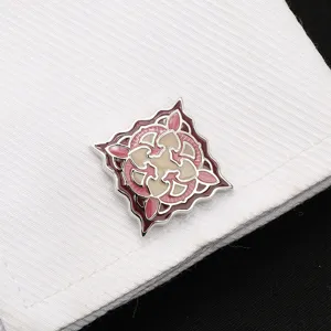 Vue détaillée de manchette élégante en métal et émail, accessoire pour chemise d'affaires.