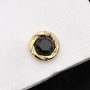 Gros plan détail de manchette dorée de luxe avec pierre scintillante noire et strass brillants.