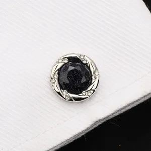 Vue détaillée de boutons de manchette pour homme avec grès bleu et strass étincelants.