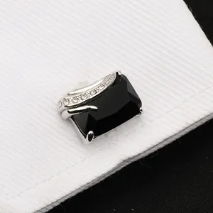 Boutons de manchette élégants noirs pour chemise française avec cristaux et monture métal.