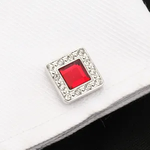 Détail exquis de bouton de manchette carré en cristal rouge et strass pour chemise formelle.