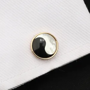 Gros plan détail de bouton de manchette chemise française d'affaires avec motif yin-yang.