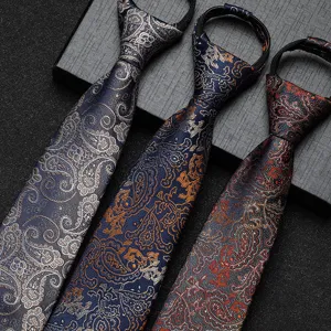 Gedetailleerde close-up van vintage paisley patroon ritsdassen met fijne stoftextuur.