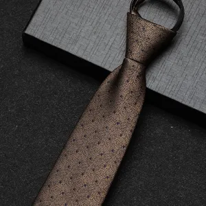 Gedetailleerde close-up van de bruine stropdas met ritssluiting en blauw stippenpatroon, textuur.