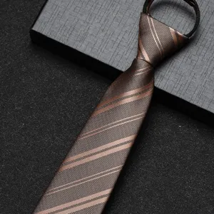 Gedetailleerde close-up van de elegante bruine gestreepte stropdas en ritssluiting.