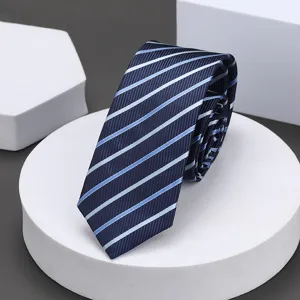 Corbata estrecha clasica de rayas azul marino para hombre, elegante accesorio formal.