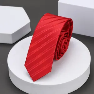 Detalle de corbata estrecha de rayas rojas para un muy elegante estilo de negocios.