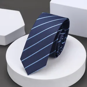 Corbata clásica azul marino con rayas diagonales, foto de detalle profesional.