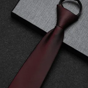 Donkerrode rits stropdas detailweergave, fijne textuur stof en handig comfortabel ontwerp.