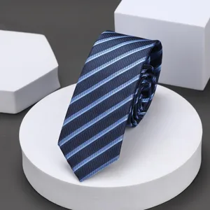Corbata delgada a rayas azules en primer plano, detalle de tela de ropa formal de negocios.