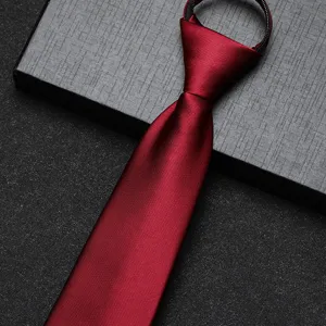 Detailopname van een gladde bordeauxrode ritsdas voor elegante heren formele kleding.