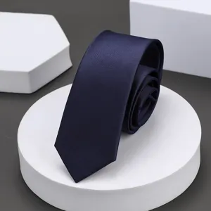 Corbata estrecha azul marino clásica para negocios y ropa formal, diseño de color liso.
