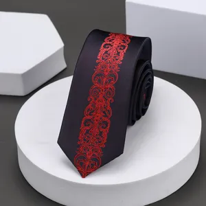 Detalle de corbata oscura elegante con intrincado bordado rojo y diseño estrecho y moderno.