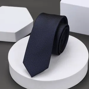 Vista detallada de la corbata estrecha de rayas azul oscuro, tejido elegante para oficina.
