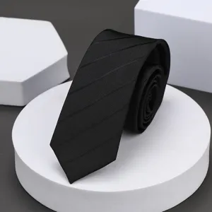 Primer plano detallado de una corbata estrecha negra clásica a rayas para ropa formal.