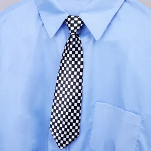 Primo piano dettagliato di una classica camicia blu chiara con cravatta a quadri bianchi e neri.