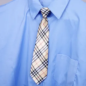 Cravatta con motivo a quadri classico vista dettagliata, tessuto di qualità per moda elegante.