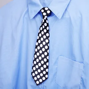 Camicia classica elegante a maniche lunghe blu abbinata a una cravatta a pois neri e bianchi chic.