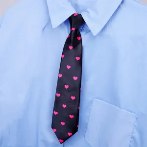 Vista dettagliata della cravatta nera da studente con cuori rosa, accessorio.