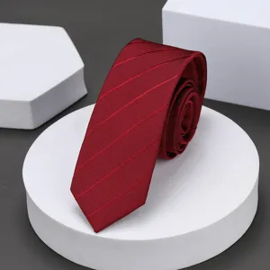 Primer plano detallado de la corbata estrecha de rayas rojo vino con fina textura.