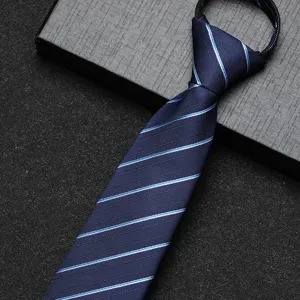 Close-up van de donkerblauwe gestreepte stropdas, fijne stofstructuur en handige ritssluiting.