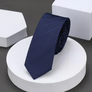 Corbata estrema a rayas azul oscuro para hombres y mujeres, accesorio formal elegante.