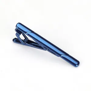Gros plan détaillé d'une pince à cravate en métal bleu foncé élégante pour hommes.