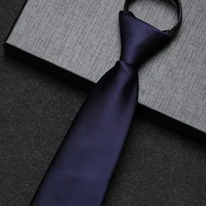 Close-up detailweergave van een stijlvolle donkerblauwe stropdas met rits voor werk.