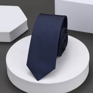 Corbata de negocios estrecha azul oscuro con patrón abstracto, elegante vista en detalle.