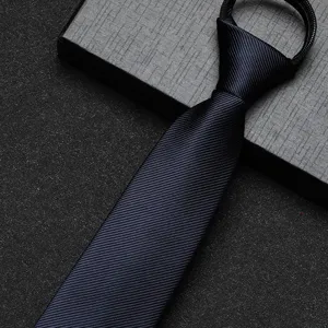 Donkerblauwe stropdas met rits detail, premium gestructureerde stof, zakelijke professionele kleding.