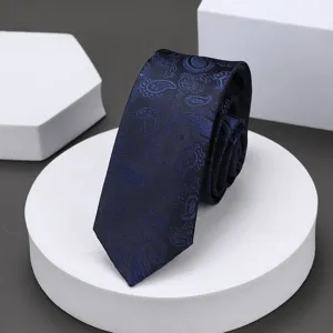 Corbata azul oscura con clásico estampado paisley, textura fina y diseño elegante.