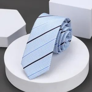 Primer plano de corbata estrecha de rayas azul claro, mostrando tela texturizada y diseño elegante.