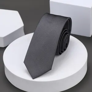 Vista detallada de una corbata estrecha gris oscuro, diseño de negocios profesional.
